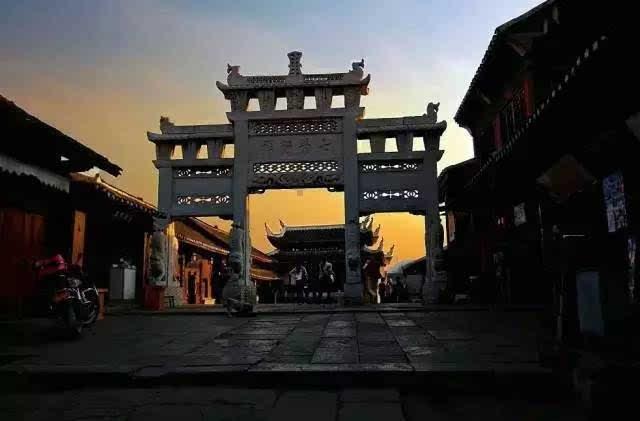 空袭敌营